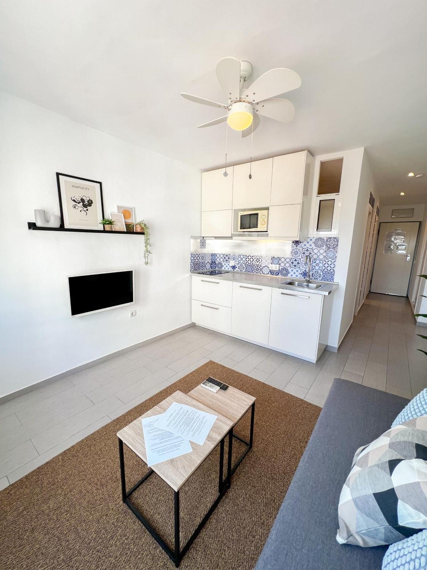 Elegant 1bdr Bright Flat With Pool Torremolinos
